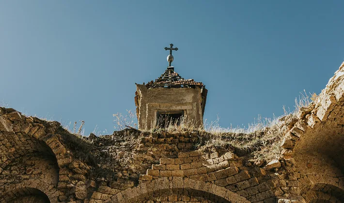 Pusiau paskendusi Šv. Nikolajaus bažnyčia Mavrovo ežere