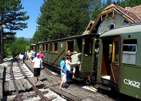 Šargano aštuoneto traukinys Golubićių stotyje