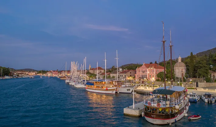 Stari Grado uostas vakare