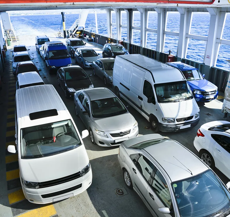 Automobiliai kelto denyje