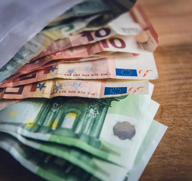 Eurų banknotai ant stalo