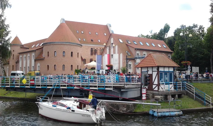 Pasuktas tiltas per kanalą Gižycke ir praplaukianti jachta