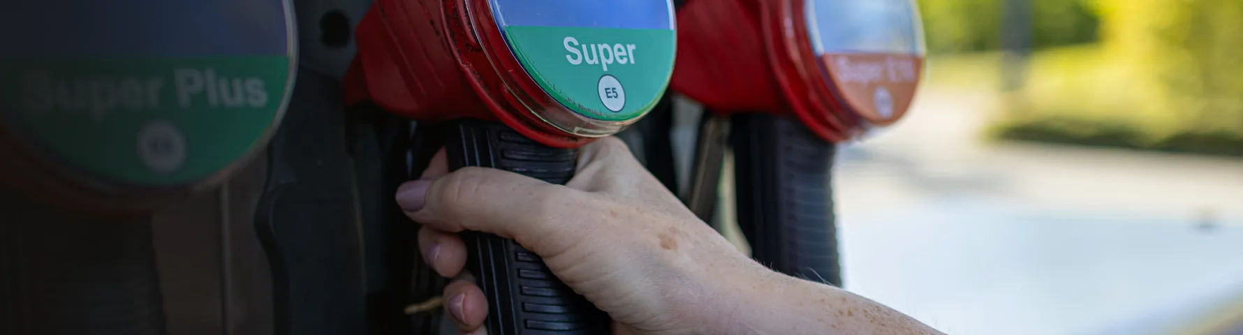 Degalų pistoletai „Super Plus“ ir „Super“ degalinėje