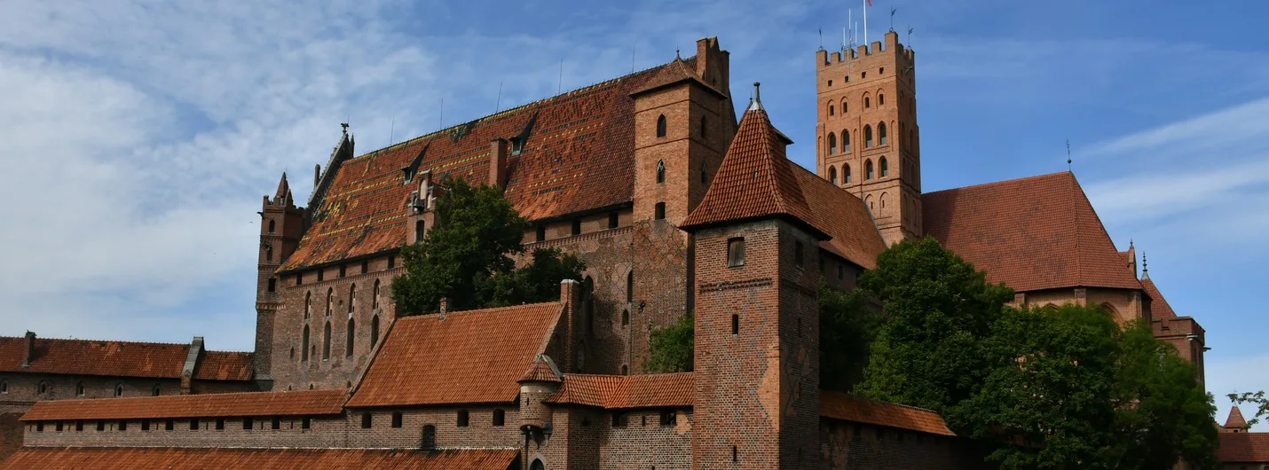 Malborko kryžiuočių pilis su gynybinėmis sienomis