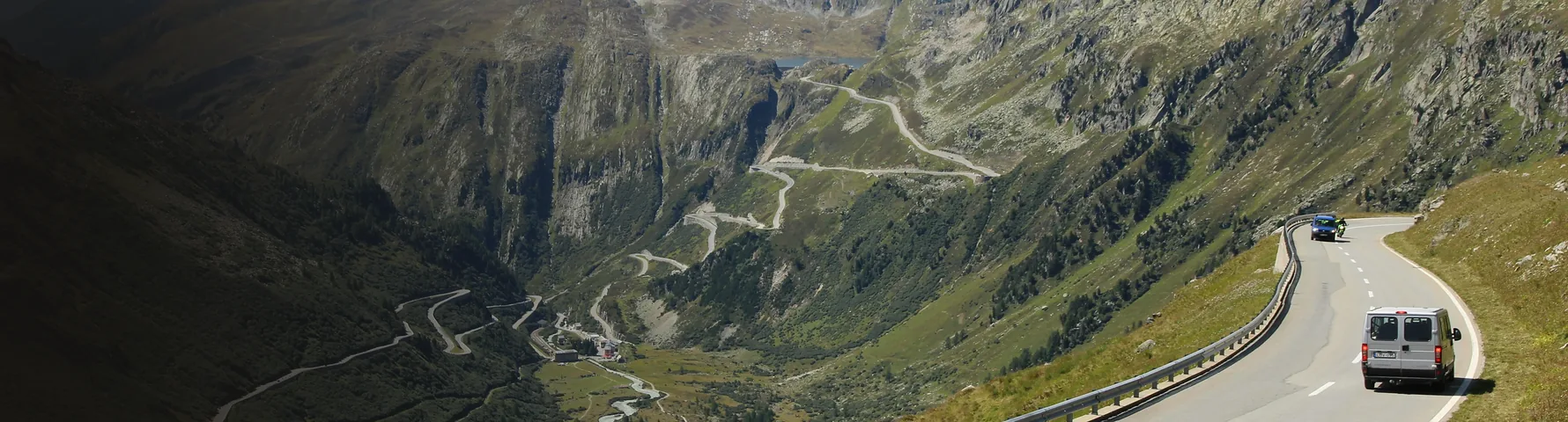 Serpantinai ir automobiliai Šveicarijos Alpėse