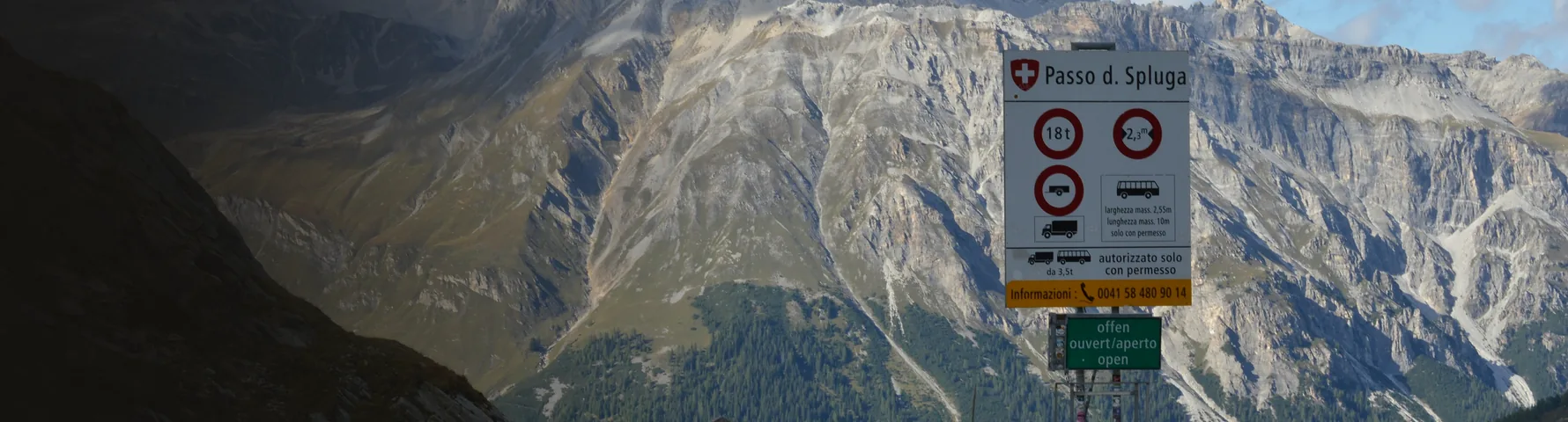Splügeno perėjos (Passo dello Spluga) ženklas su ribojimais ir lentele „atvira“