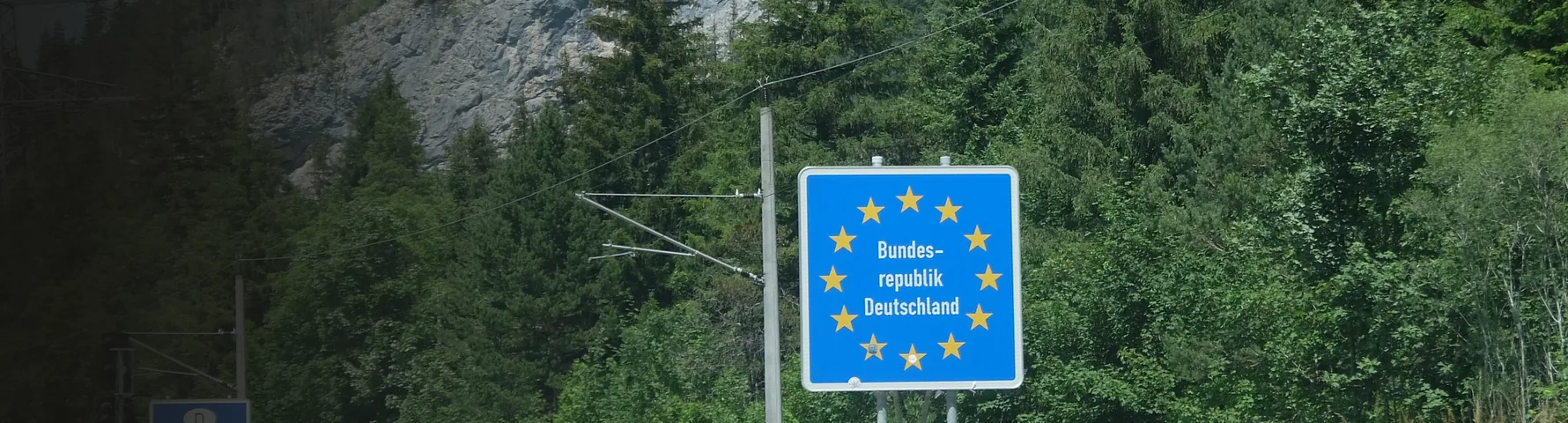 ES sienos ženklas „Bundesrepublik Deutschland“ prie kalnų kelio