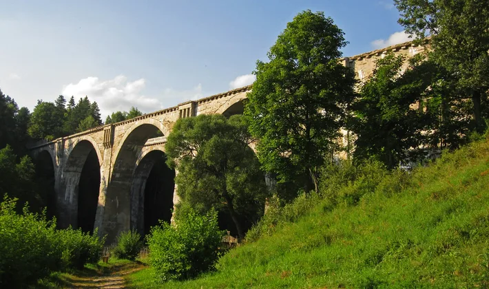 Stančikų geležinkelio viadukai miško slėnyje