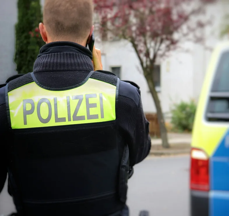 Vokietijos policijos pareigūnas prie patrulių automobilio