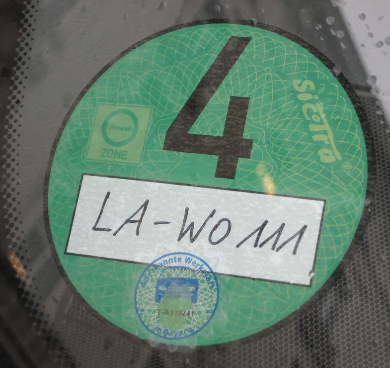 Žalias Vokietijos aplinkos zonos lipdukas (Umweltplakette) ant automobilio priekinio stiklo
